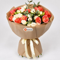Букет из кремовых и коралловых роз